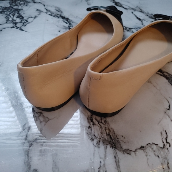 Lord & Taylor 424 FIFTH tan and black leather flats w/ silver bow detail, SZ 5.5 - Picture 8 of 9
